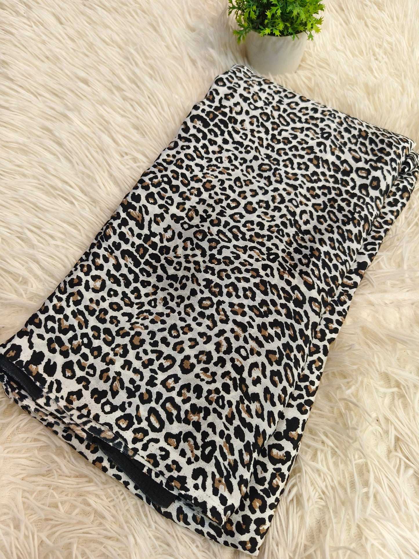 Leopard design Elegant Retro saree