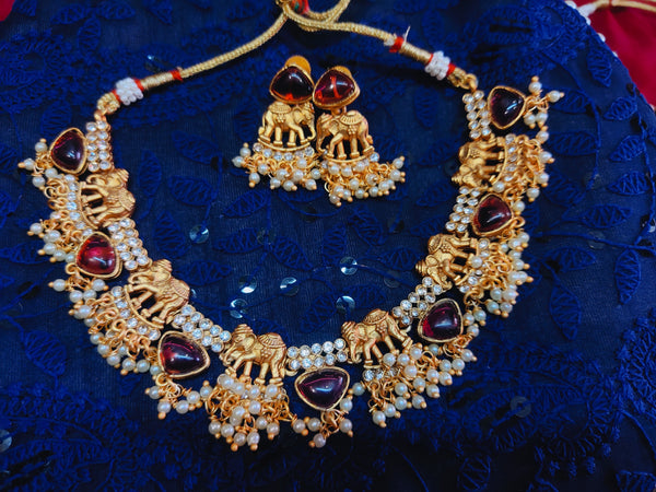 Matt lakshmi necklace with red stones and pearls